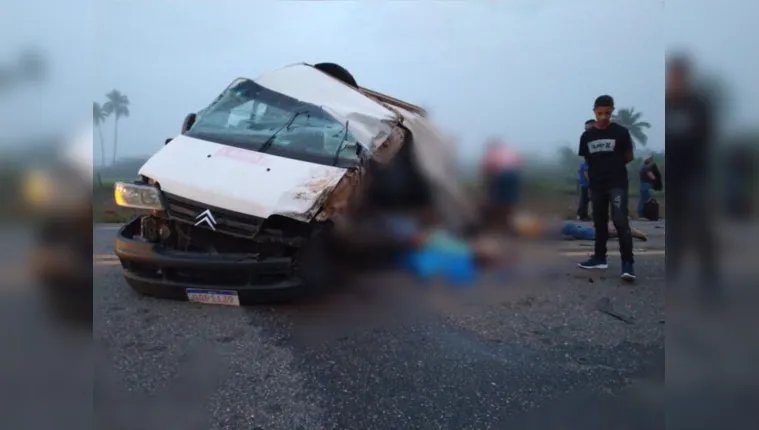 Imagem ilustrativa da notícia Colisão entre van e caminhão deixa sete mortos no Pará
