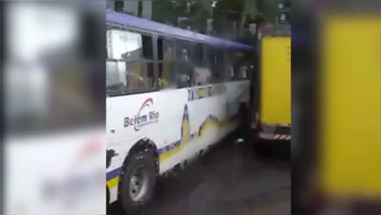 Imagem ilustrativa da notícia Vídeo: ônibus do BRT bate em caminhão de cerveja em Belém