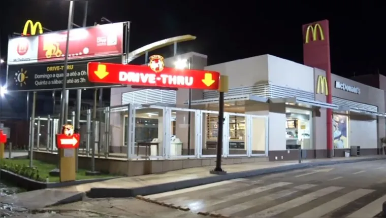 Imagem ilustrativa da notícia Vídeo: dupla rouba clientes em rede de fast food em Belém