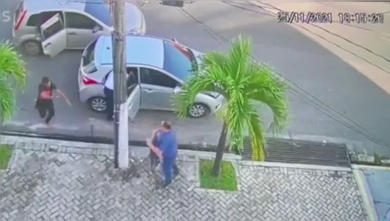 Imagem ilustrativa da notícia Vídeo: família é rendida por assaltantes em Belém
