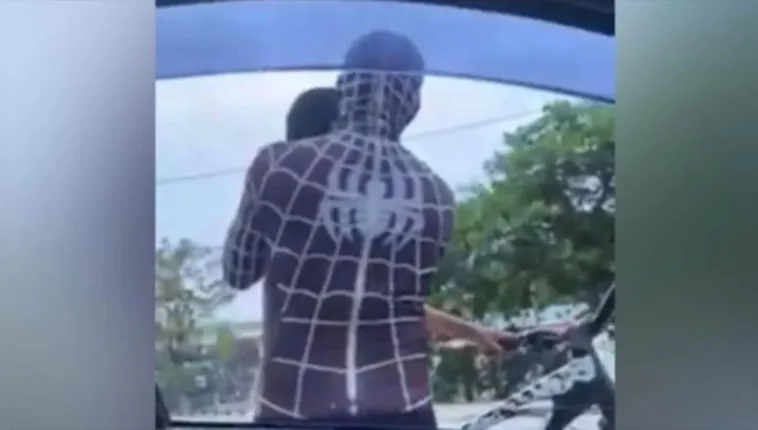 Imagem ilustrativa da notícia Vídeo: Homem-Aranha enforca criança em trenzinho da alegria