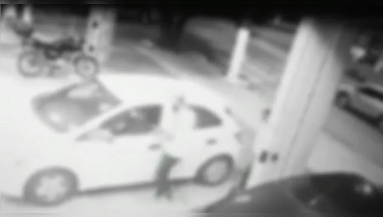 Imagem ilustrativa da notícia Vídeo:
homem é assaltado quando esperava esposa
