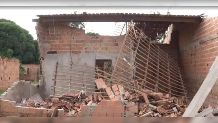Imagem ilustrativa da notícia Vídeo:
casa de mulher que matou grávida é destruída