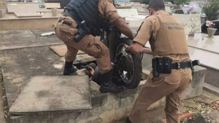 Imagem ilustrativa da notícia Motoqueiro Fantasma: moto é achada dentro de túmulo no PR
