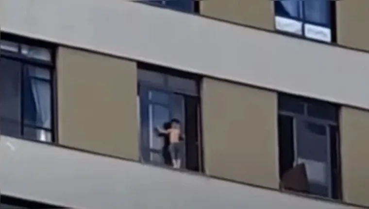 Imagem ilustrativa da notícia Vídeo: menino de 2 anos anda em parapeito de 9º andar