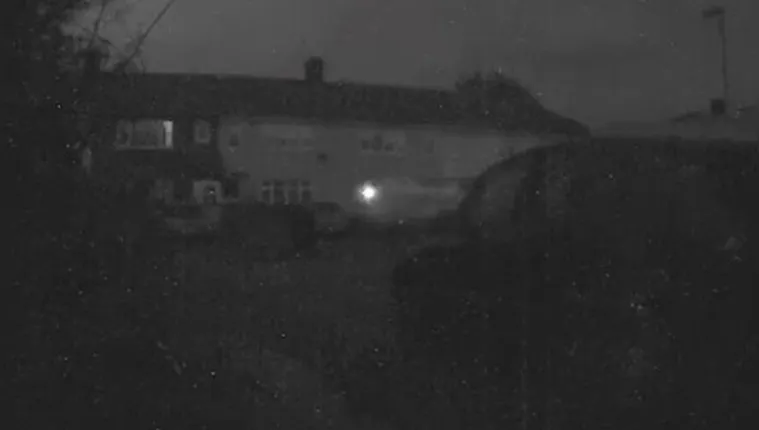 Imagem ilustrativa da notícia Vídeo: fantasma luminoso é visto andando em rua de madrugada