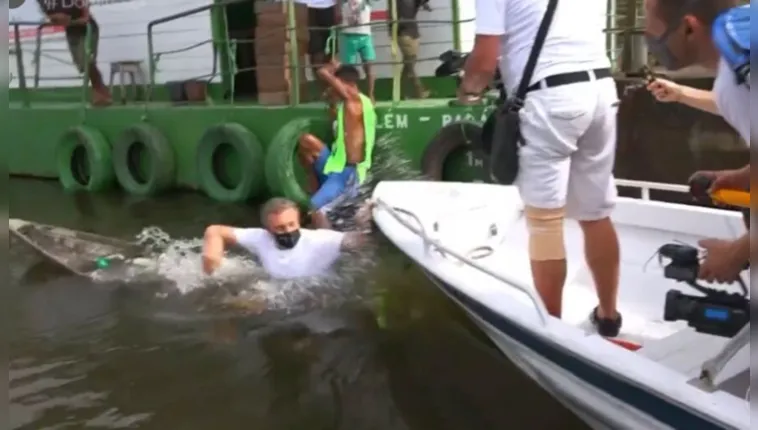 Imagem ilustrativa da notícia Vídeo: Luciano Huck afunda canoa de ribeirinho no Pará