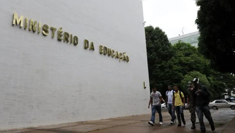Imagem ilustrativa da notícia MEC avalia pedido de abertura de 4.305 faculdades no Brasil