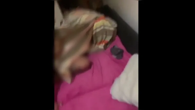 Imagem ilustrativa da notícia Vídeo:
amante fica mais enrolado que embuá ao ser flagrado