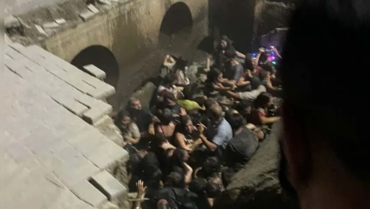 Imagem ilustrativa da notícia Vídeo: calçada cede e pessoas caem durante festa de Natal
