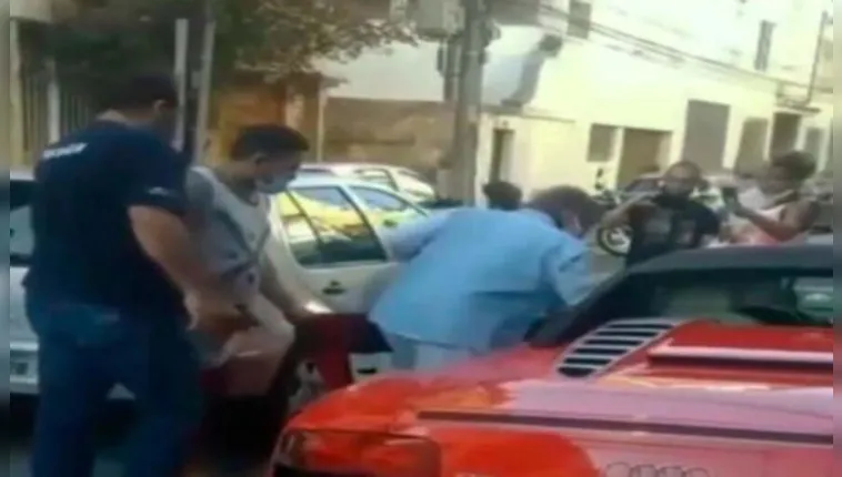 Imagem ilustrativa da notícia Vídeo: até tu? Roberto Carlos fica no prego sem gasolina