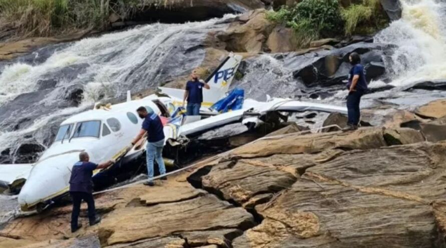 A Cemig (Companhia Energética de Minas Gerais) confirmou que a aeronave atingiu uma linha de distribuição de alta tensão antes de cair