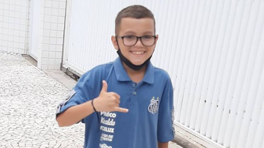 Bruninho é fã do futebol e pediu uma camisa do jogador do time rival e da seleção