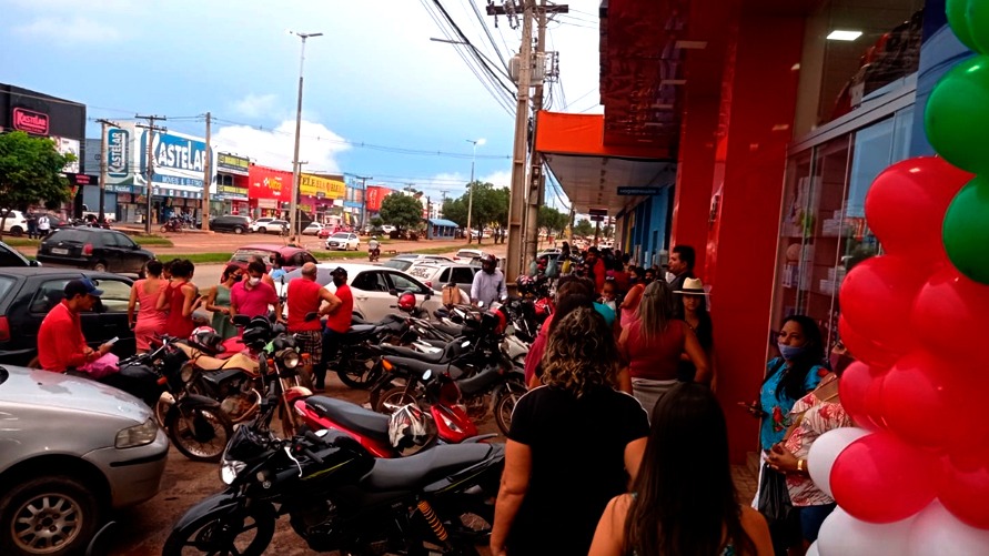 A maior parte do movimento ocorre na Avenida Araguaia, onde ficam situadas as maiores lojas da cidade e diferentes seguimentos comercial