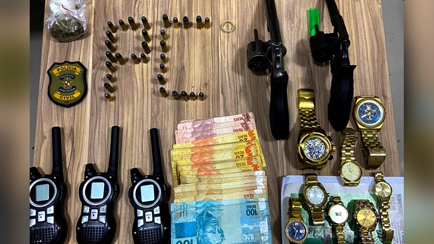 No local foram encontrados armamentos, relógios, dinheiro e rádios transmissores