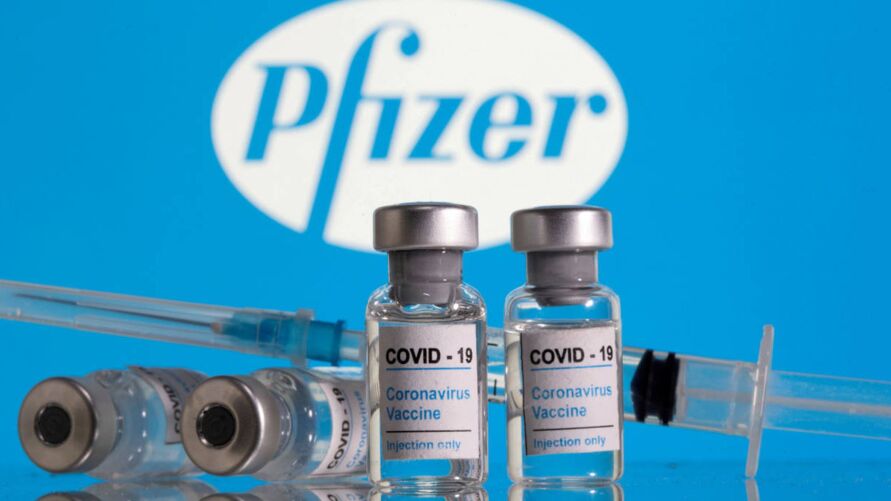 Segundo a empresa, uma terceira dose de sua vacina aumentou os anticorpos neutralizantes por um fator de 25.