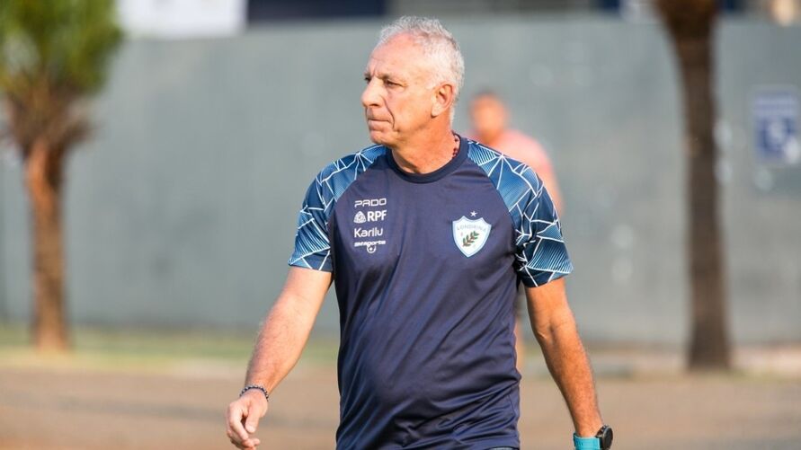 Treinador salvou o Londrina do rebaixamento para a Série C do Brasileiro.