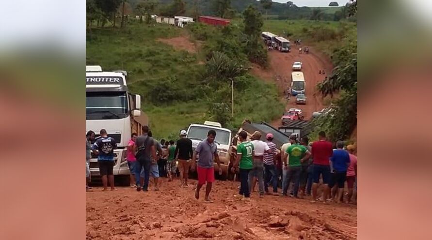 Situação dos condutores da Estrada do Rio Preto voltou a ficar complicada após a forte chuva que caiu nesta quarta (8)