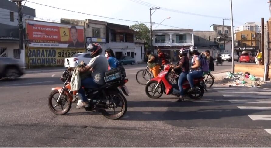 Equipe de reportagem flagrou motociclistas á frente da faixa de pedestres