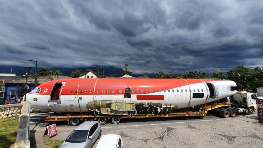 Imagem ilustrativa da notícia: Paranaenses compram avião e chamam atenção de moradores