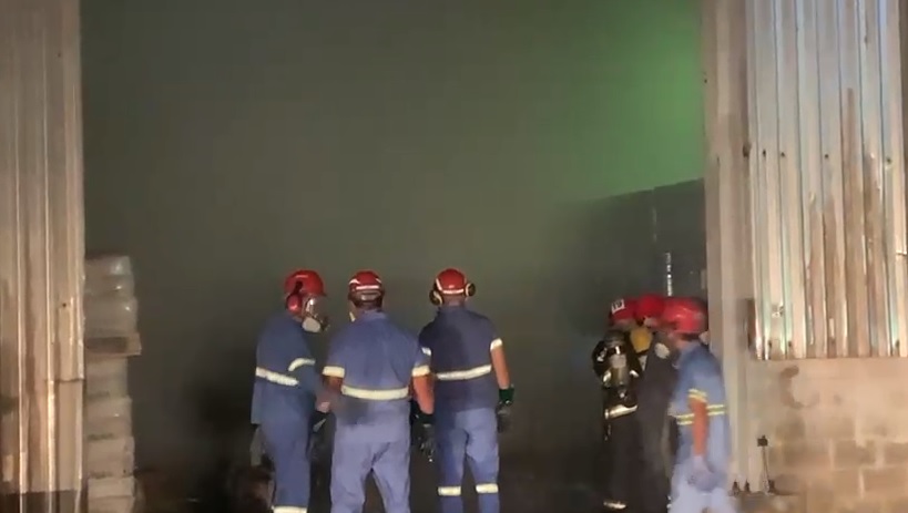 Trabalho dos bombeiros no combate ao incêndio em depósito da Imerys