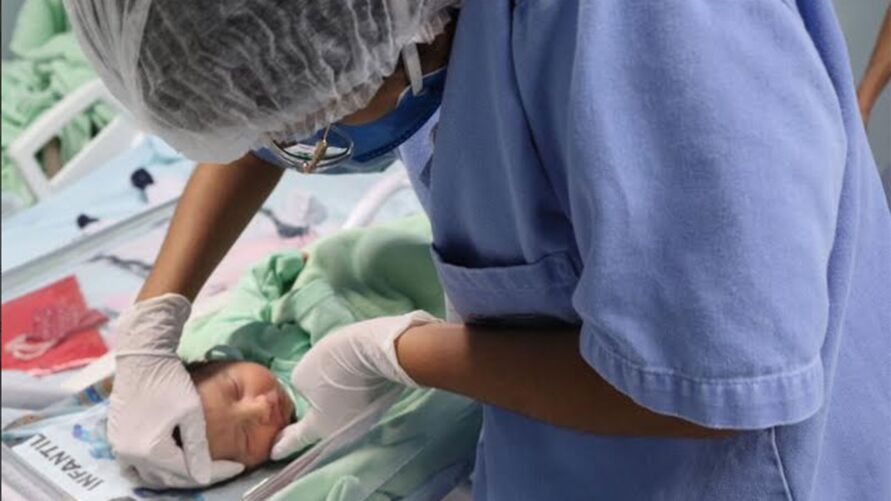 Para promover a reabilitação oral nos pequenos, tendo em vista que os bebês prematuros nascem antes do tempo e tem esses reflexos descoordenados, a equipe realiza técnicas de estimulação. 
