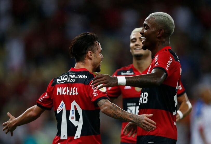 Presente em vários jogos do Flamengo, Ramon é considerado uma "promessa" do clube. Na imagem, ele comemora gol com Michael e Andreas Pereira.