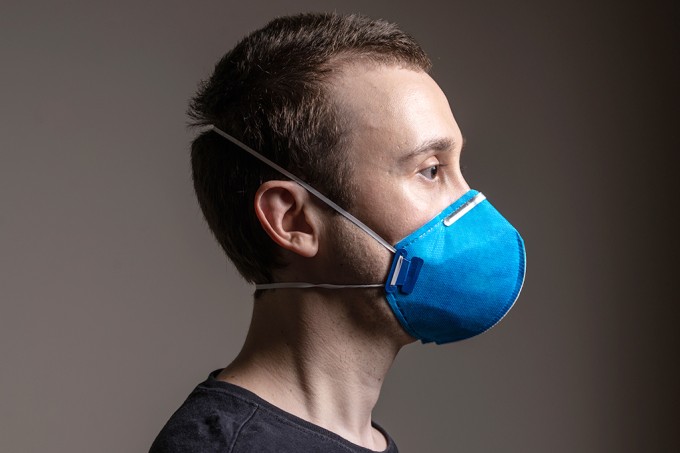 Estudo aponta as máscaras KN95 e FFP2 como as mais eficazes para evitar contaminação pelo coronavírus.