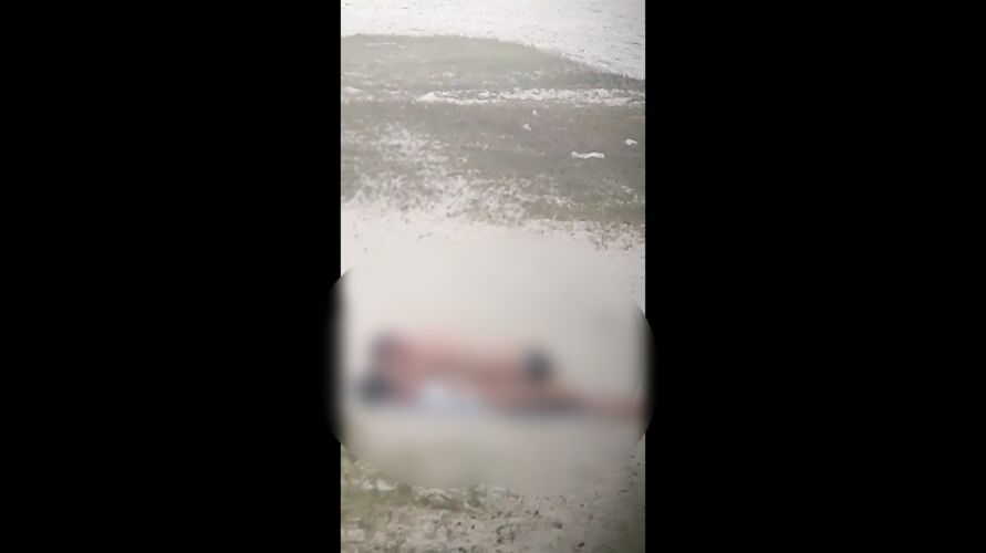 Casal deitados na areia em cenas de sexo explicito na areia da praia