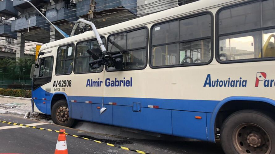 Imagem ilustrativa da notícia: Motorista perde controle e ônibus atinge poste em Belém