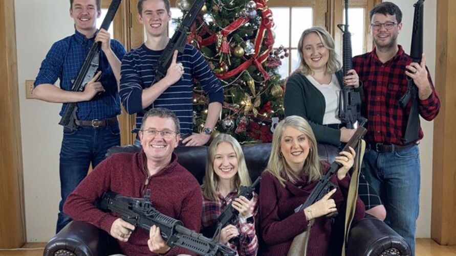Thomas Massie e família aparecem sorrindo e segurando armas militares