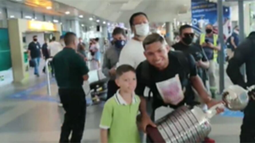 Rony recebe o carinho dos paraenses após o título da Libertadores