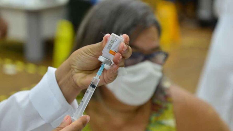 Pressão sobre o governo federal para que seja exigido o certificado de vacinação para a entrada de viajantes no Brasil  está entre os destaques da coluna Esplanada. 