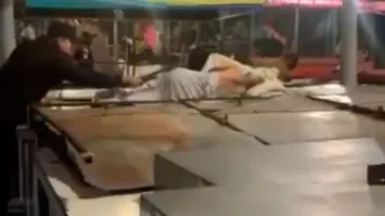 O morador de rua foi acordado e agredido com golpes de cassetete.