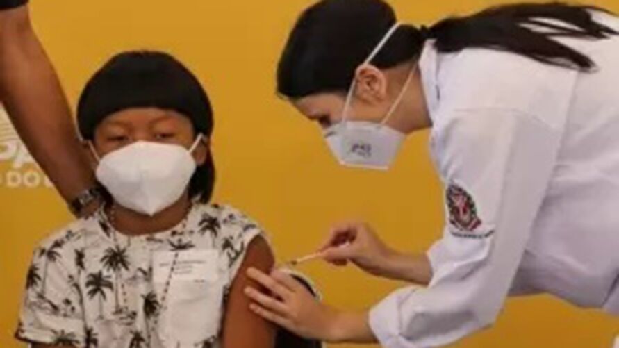  Primeira criança vacinada, Davi, 8, é da etnia xavante e faz tratamento médico em SP