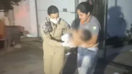 A criança passou por cirurgia para retirada da lâmina da faca, que transfixou a perna do menor. 