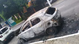 Carro ficou destruído pelas chamas