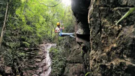 Visitantes podem fazer turismo de aventura ou conhecer particularidades locais, como a flor Ipomea Cavalcanti (abaixo), espécie única no planeta