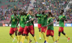 Jogadores de Camarões comemoram vitória
