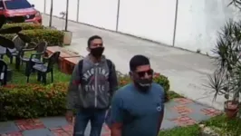 Um dos ladrões visitou o local várias vezes antes do assalto e o outro deixou um caderno com dados pessoais para trás.