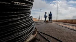 Na protensão são posicionados cabos de aço de alta resistência 1860 MPa dentro da estrutura.