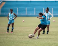 Técnica Aline Costa comandando treinamento com as atletas do Paysandu
