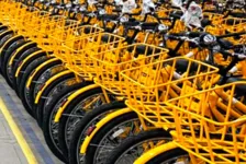 Cerca de 609 bicicletas híbridas que serão usadas para realizar entregas de cartas e encomendas em 11 estados