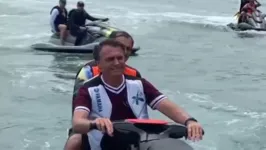 Bolsonaro passeando de moto aquática