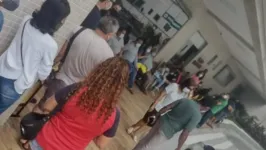 Imagens que começou a circular nas redes sociais, mostra várias pessoas em pé na fila a espera de atendimento médico. 