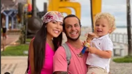 Thammy Miranda, Andressa e o filho Bento na Estação das Docas, em Belém.