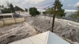 Vídeo de morador de Tonga mostra momento em que ondas invadem as ruas 
