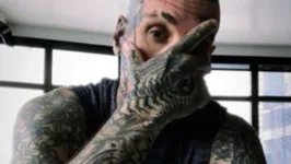 Michael Amoia, de 47 anos, foi reconhecido pelo Guinness World Records como o detentor do corpo mais tatuado com insetos.