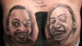 Tatuagem com o rosto dos humoristas no bumbum do fã.