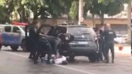 Imagem ilustrativa da notícia Vídeo: Polícia Militar rende assaltantes no centro de Belém